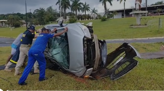 Acidente na BR-376 em Cambira deixa motorista ferida