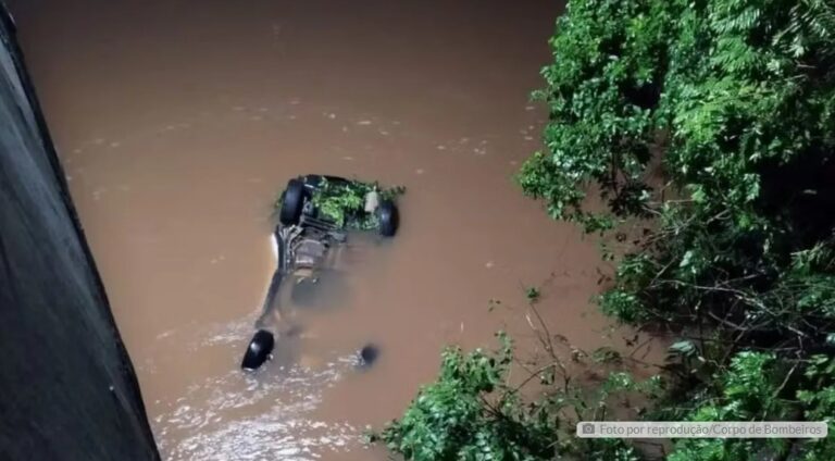 Homem morre após carro cair de ponte e submergir em rio no Paraná