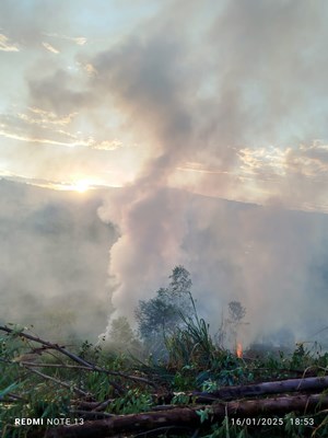 Equipe da Brigada Comunitária controla incêndio na zona rural de Kaloré.