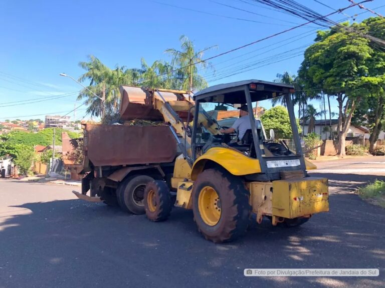 Prefeitura de Jandaia do Sul inicia mutirão de limpeza em toda cidade