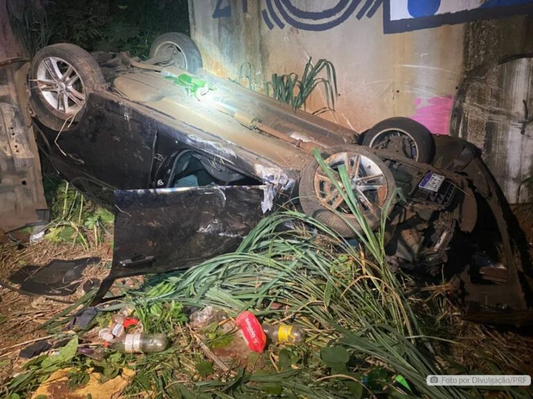 Carro capota e bate em pilar de viaduto após grave acidente na BR-376